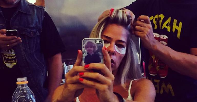 Adriane Galisteu aparece com acessório inusitado e intriga seguidores