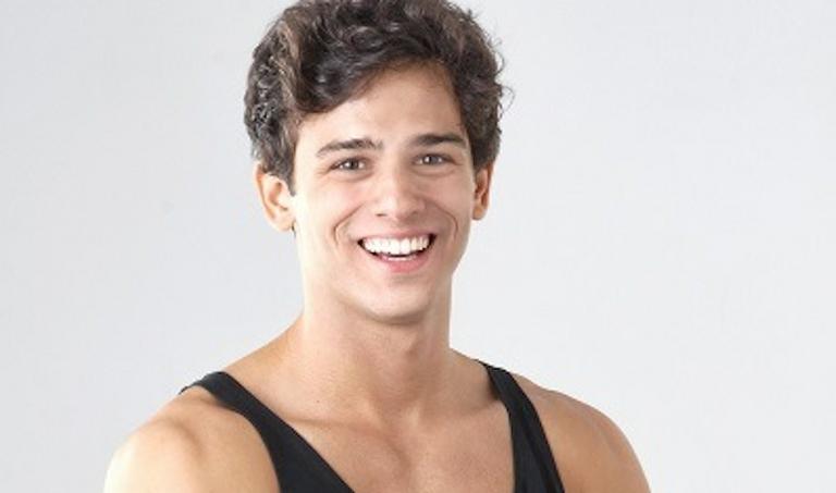 Bruno Ahmed, ex-Rebelde, festeja 1º personagem em novela de Manoel Carlos