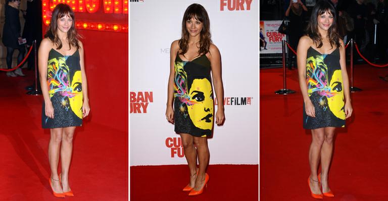 Rashida Jones divide opiniões com look psicodélico da Prada. Você usaria?