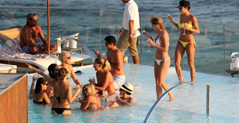 Fiorella Mattheis festeja aniversário em pool party no Rio