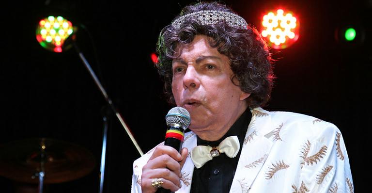 Cauby Peixoto recebe coroa em festa de 83 anos
