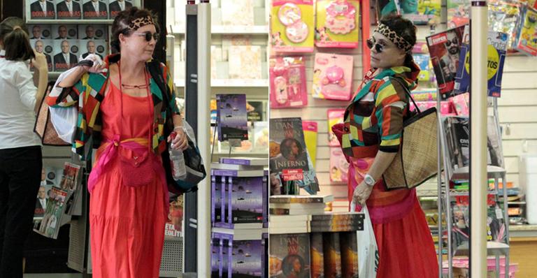 Regina Duarte usa look colorido e se alonga em aeroporto