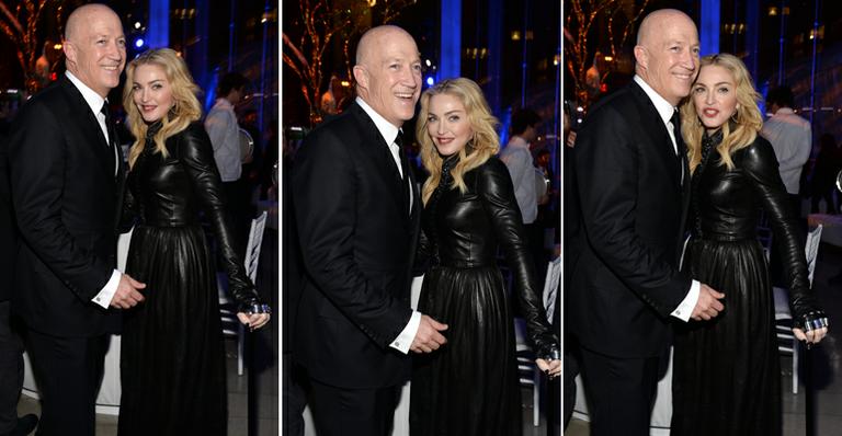 Madonna usa vestido longo todo de couro e bengala em festa em Nova York