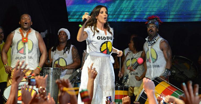 Ivete Sangalo participa de ensaio do Olodum em Salvador
