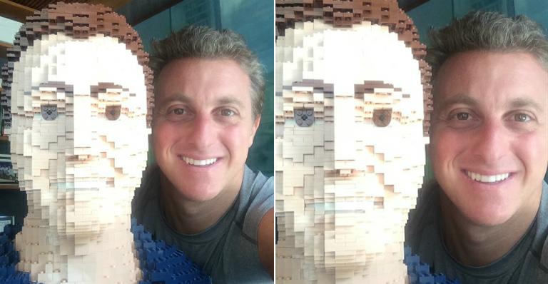 Luciano Huck posa com a sua imagem em Lego: “Selfie duplo”