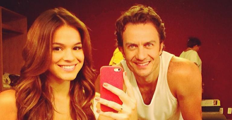 Após fim de namoro, Bruna Marquezine se diverte em bastidores de gravação
