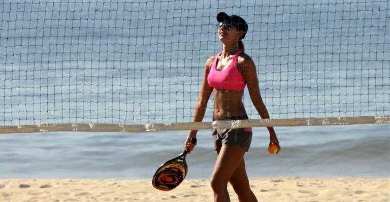 Letícia Wiermann exibe barriga chapada na praia