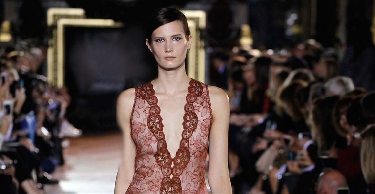 A moda discretamente complexa de Stella McCartney
