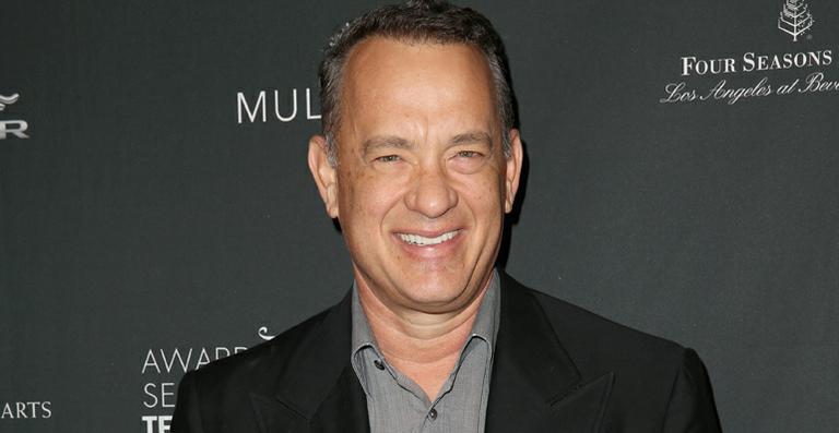 Tom Hanks reencontra a bola Wilson em jogo de hóquei