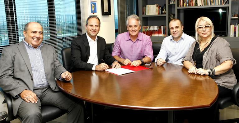 Otávio Mesquita assina contrato com o SBT e terá programa na madrugada