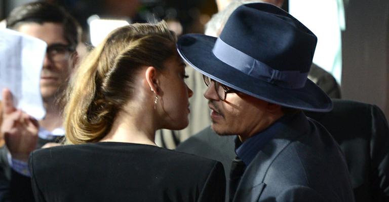 Johnny Depp beija Amber Heard em première de filme