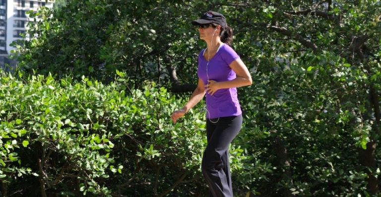 Em ótima forma aos 47 anos, Helena Ranaldi se exercita no Rio de Janeiro