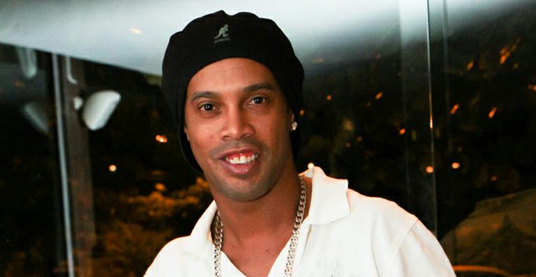 Ronaldinho Gaúcho comanda trio elétrico com o cantor Edcity em Salvador