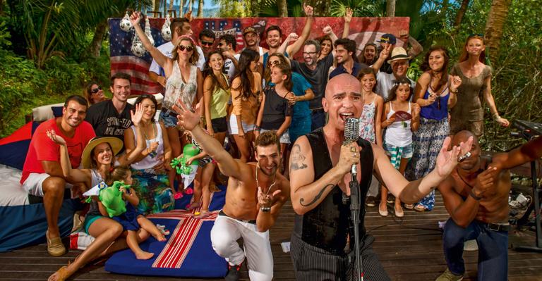 Na Ilha de CARAS, Edson Cordeiro faz show para plateia de famosos