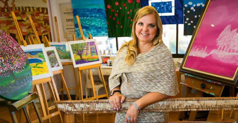 Artista plástica, Izabel Litieri apresenta seu colorido lar em São Paulo