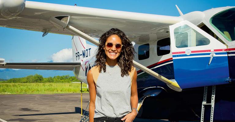 Emanuela De Paula, top internacional, visita a Ilha de Caras e fala de seu amor por voar