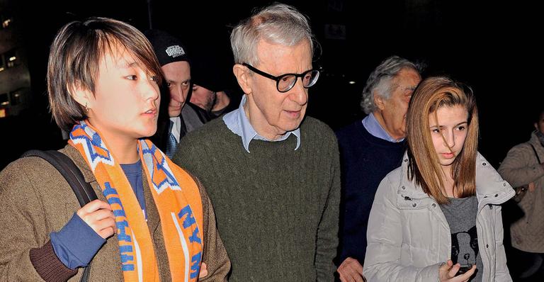 Woody Allen assiste à partida da Liga Nacional de Basquete em Nova York com as filhas