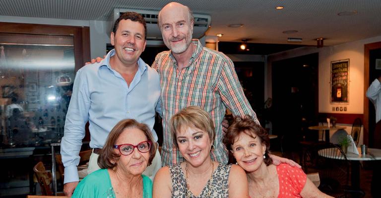 Laura Cardoso, Nívea Maria e Miriam Mehler curtem jantar em São Paulo