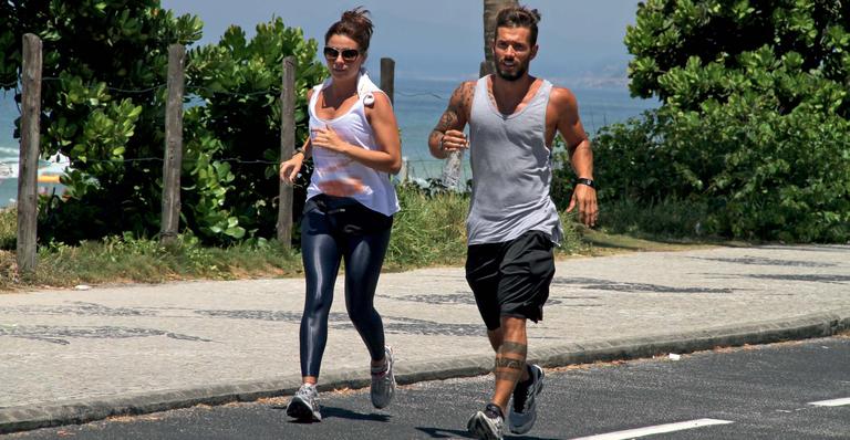 Giovanna Antonelli corre e faz flexões de braço na orla da praia na Barra da Tijuca