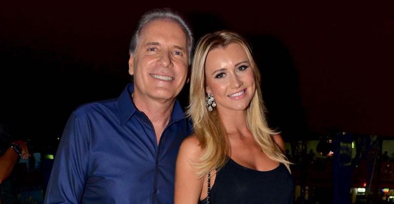 Roberto Justus prestigia ensaio da Rosas de Ouro ao lado de sua amada Ana Paula