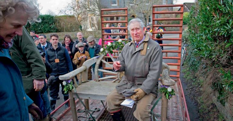 Príncipe Charles visita povoado que foi atingido pelas cheias em Muchelney