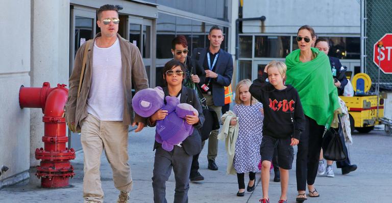 Brad Pitt e Angelina Jolie retornam para Los Angeles com os filhos
