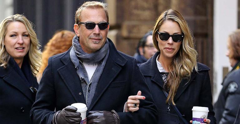Kevin Costner e Christine passeiam juntos no Soho, nova York
