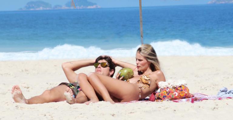 Yasmin Brunet curte o verão carioca ao lado do marido
