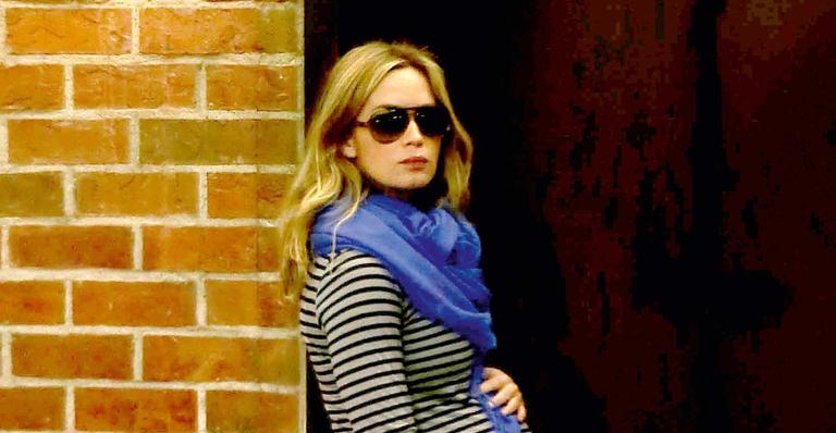 Emily Blunt  exibe a barriga do primeiro filho durante reunião de trabalho