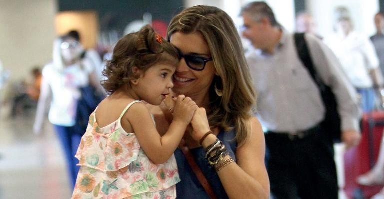 Grazi Massafera circula pelo aeroporto Santos DumonT com a filha no colo