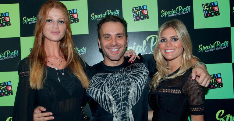 Matheus Mazzafera festeja camarote em Salvador com os amigos
