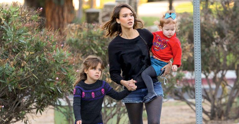 Jessica Alba curte passeio no parque ao lado das filhas em Los Angeles