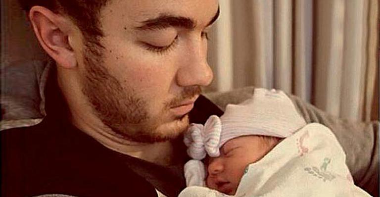 Kevin Jonas se mostra apaixonado pela filha