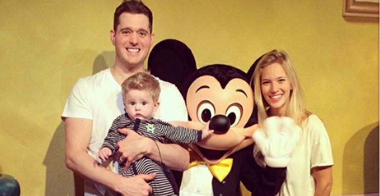Michael Bublé leva o filho para a Disney pela primeira vez