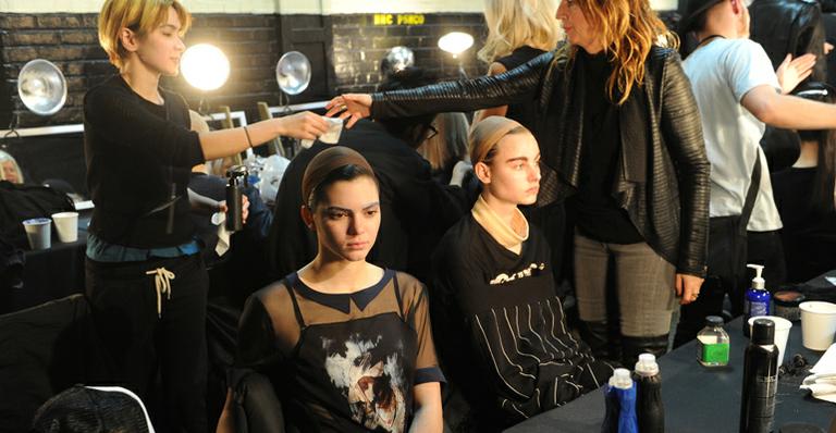 Kendall Jenner, irmã de Kim Kardashian, desfila com os seios à mostra em NY