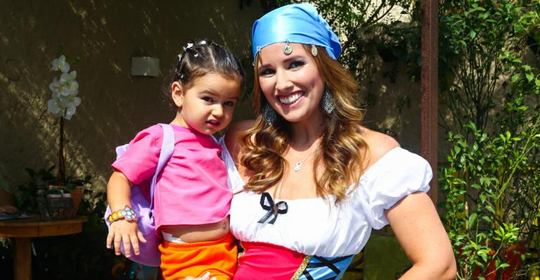 Mariana Belém faz carnaval para comemorar dois anos da filha
