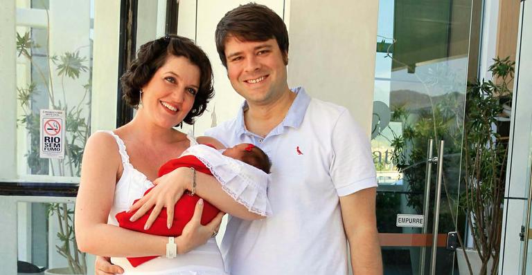Larissa Maciel deixa a maternidade com Milena no colo