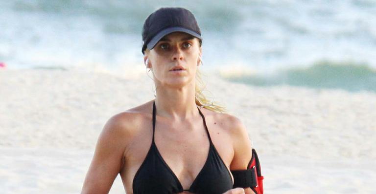 Carolina Dieckmann mostra a barriga sarada em tarde de malhação na Barra da Tijuca