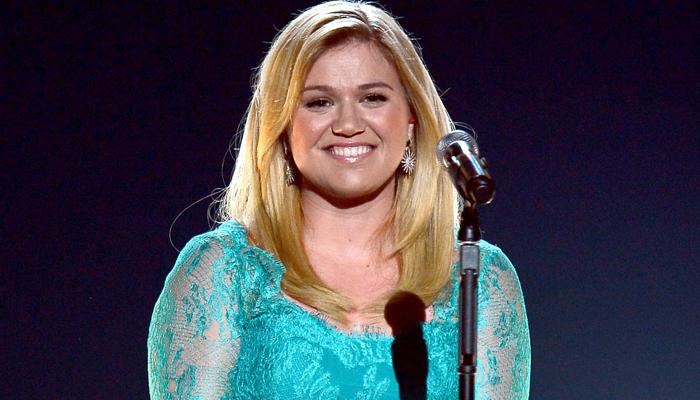 Kelly Clarkson apresenta seu novo cachorrinho de estimação