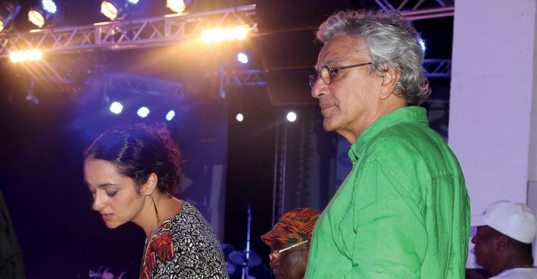 Caetano Veloso e Luana Moussallem são vistos juntos no projeto Pipoca Moderna