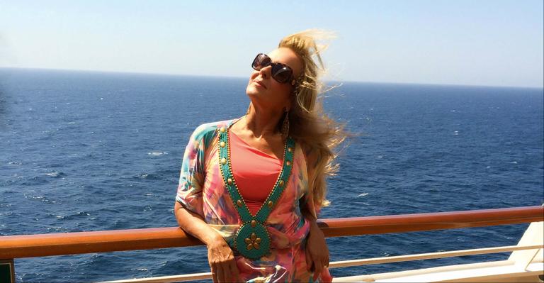 Helô Pinheiro faz viagem de navio que vai de Santos até o Uruguai