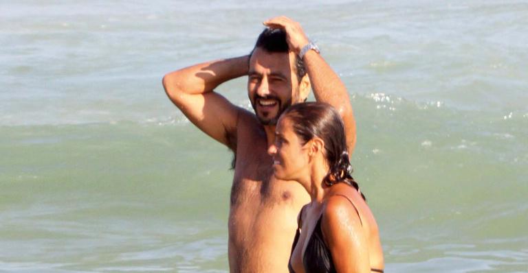 Marcos Palmeira curte praia ao lado de morena
