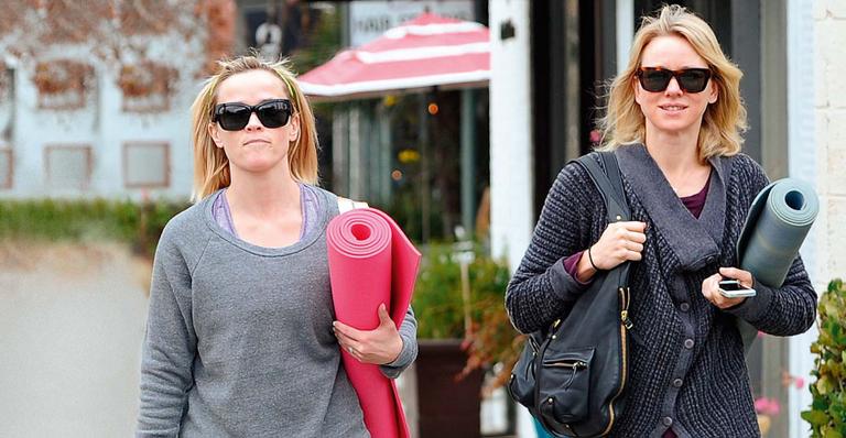 Reese Witherspoon pratica yoga junto com Naomi Watts