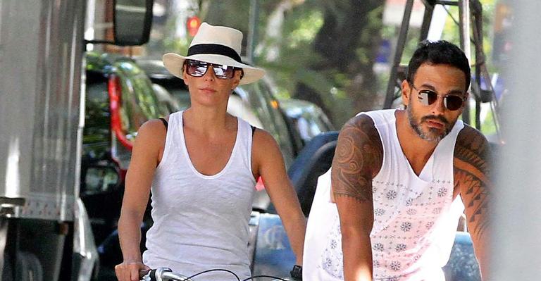 Carolina Ferraz anda de bicicleta nas ruas de Ipanema
