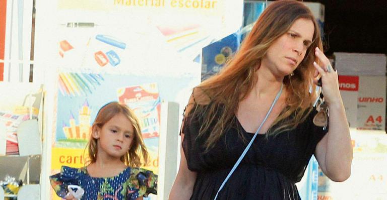 Vanessa Lóes faz compras e passeia pelo Rio com a filha caçula