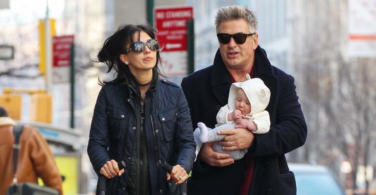 Alec Baldwin e Hilaria passeiam com a filha em Nova York
