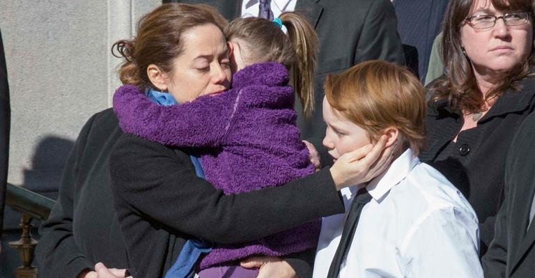 No funeral de Philip Seymour Hoffman, Mimi O’donnell consola filhos Willa e Cooper