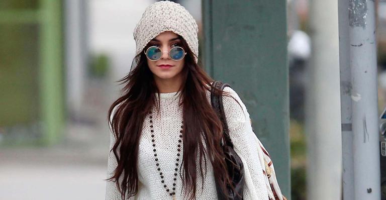 Vanessa Hudgens aposta no estilo hippie chique para passear em L.A