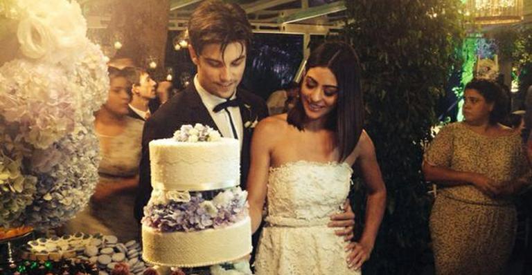 Carol Castro se casa com Raphael Sander usando look de Alexandre Herchcovitch