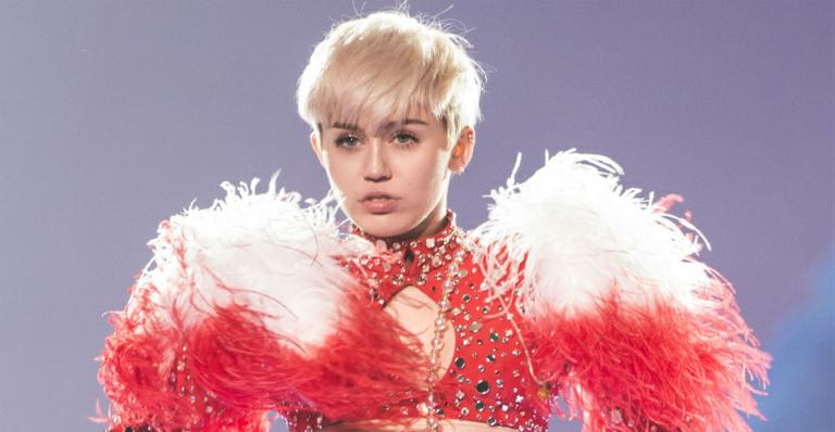 Miley Cyrus dá beijão em loira durante show em Las Vegas; veja o vídeo